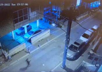 Un vídeo muestra a niños huyendo mientras el terrorista de Bnei Brak corre por la calle