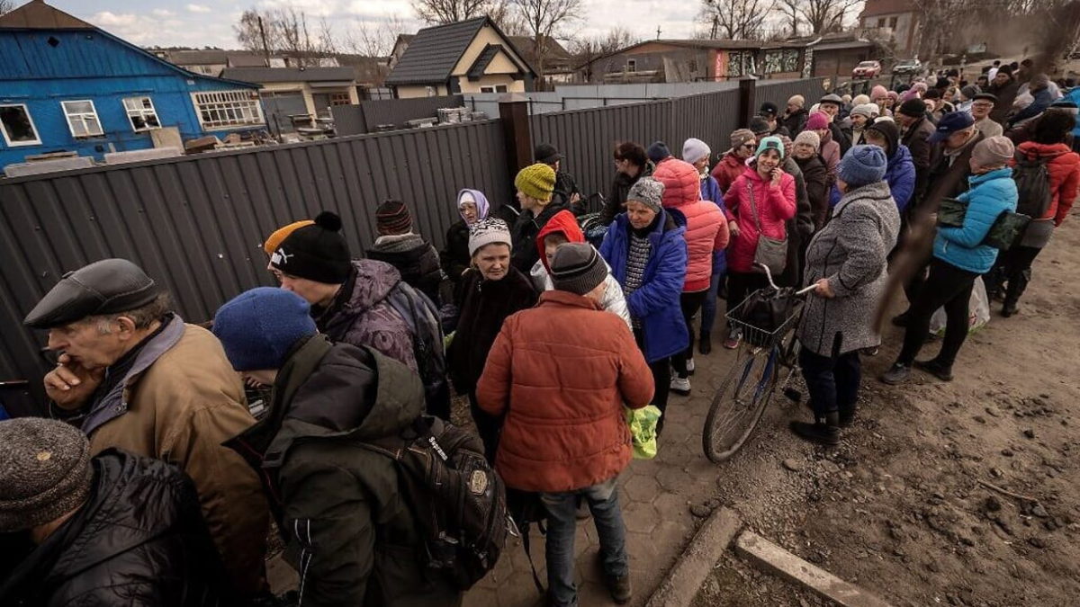 Los residentes esperan por comida fuera de una iglesia en la ciudad nororiental de Trostyanets, el 29 de marzo de 2022. (FADEL SENNA / AFP)