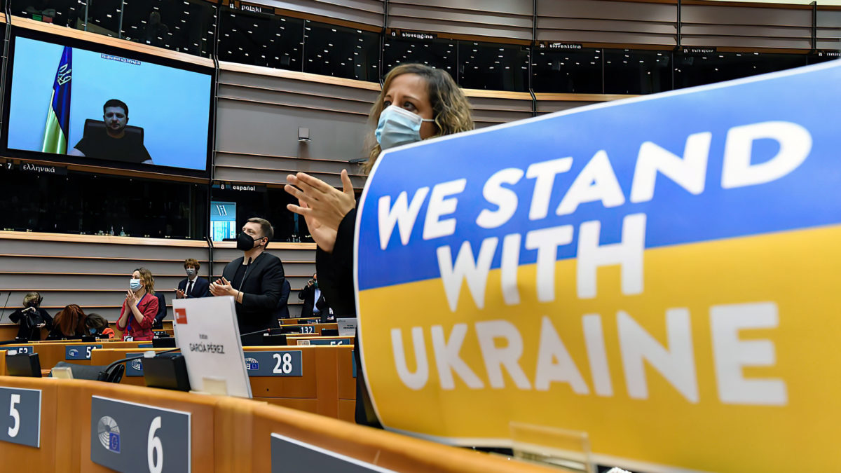 Parlamento Europeo aplaude a Zelensky y diplomáticos abandonan a Lavrov en la ONU