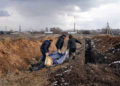 Olor a muerte y cuerpos en las calles: Los ucranianos que huyen cuentan el infierno de Mariupol