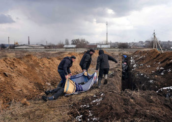 Olor a muerte y cuerpos en las calles: Los ucranianos que huyen cuentan el infierno de Mariupol