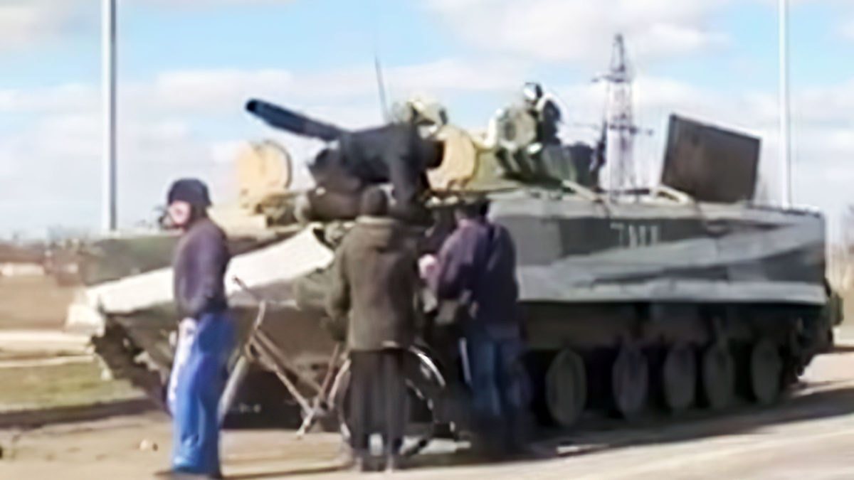 Ucranianos bromean sobre las implicaciones fiscales de los tanques rusos capturados