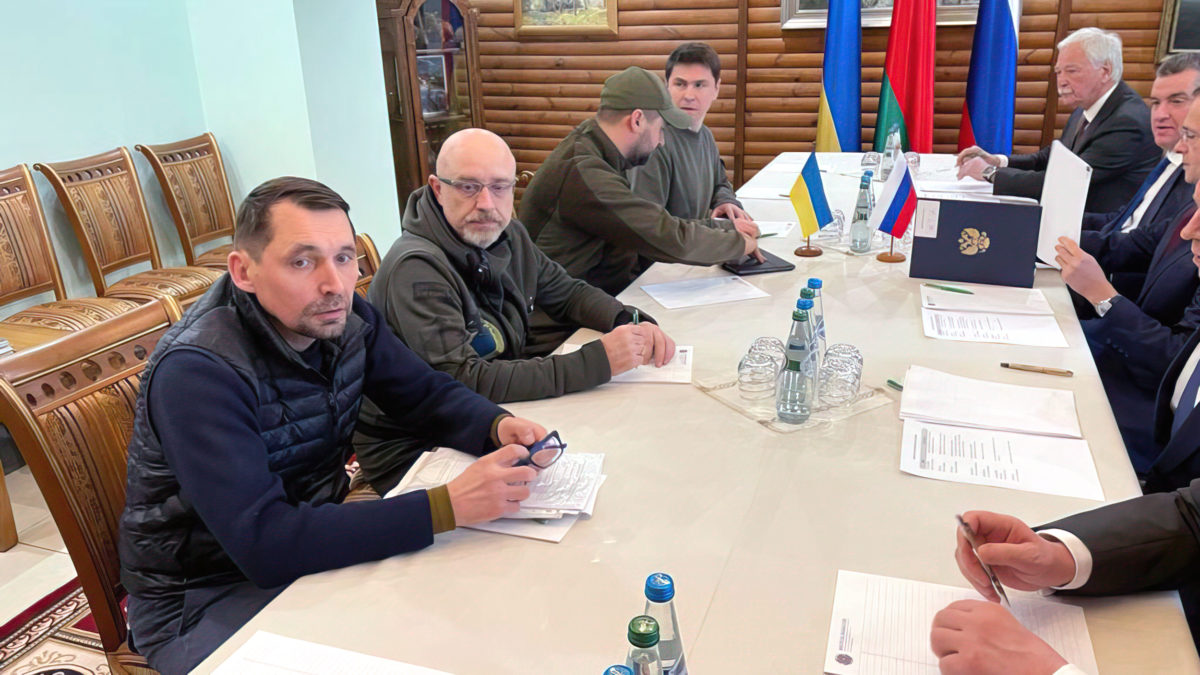 Inician las conversaciones entre Ucrania y Rusia en la frontera entre Bielorrusia y Polonia