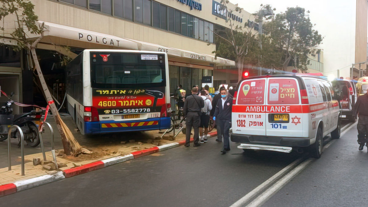 Un autobús choca contra una tienda en Tel Aviv