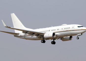 Canciller emiratí aterriza en la base aérea israelí antes de la Cumbre del Néguev