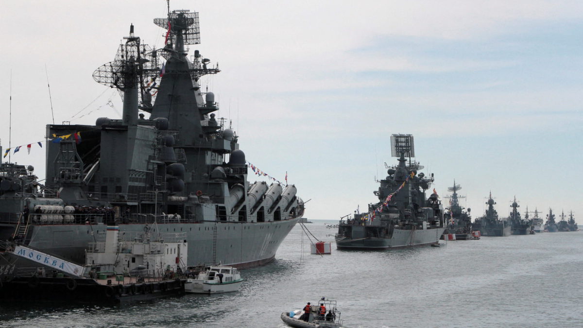 Una explosión daña el buque insignia ruso que atacó la Isla de la Serpiente