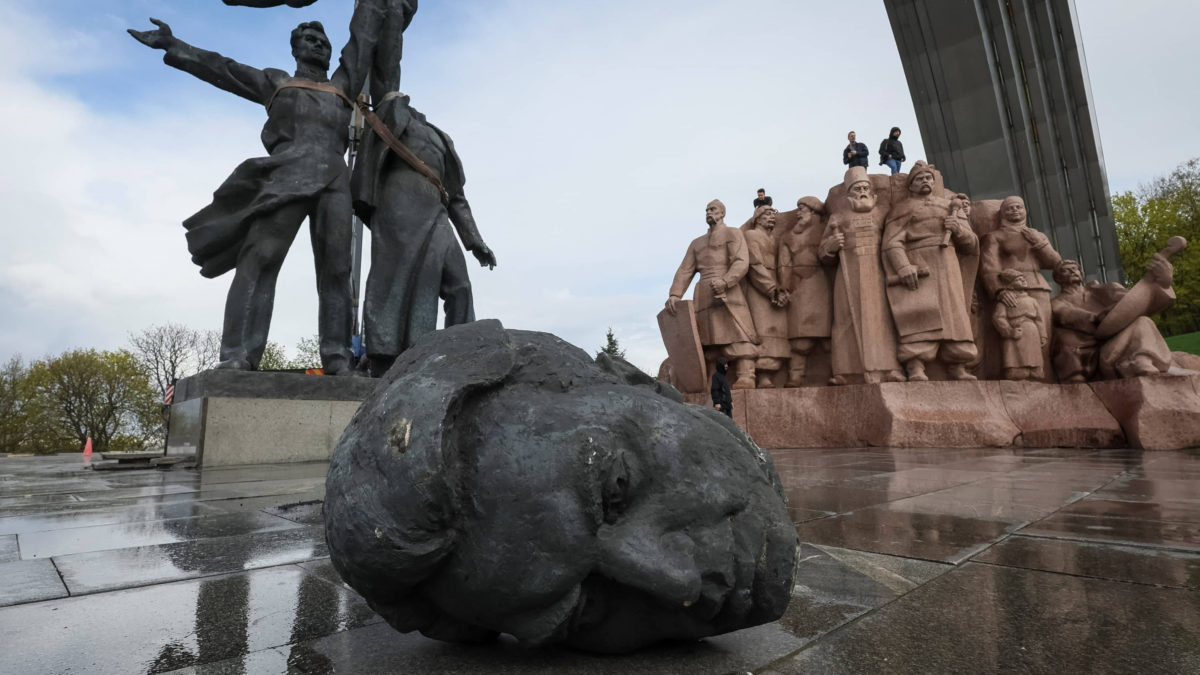 Kiev derriba monumento de la era soviética que simboliza la amistad Rusia y Ucrania