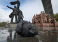 Kiev derriba monumento de la era soviética que simboliza la amistad Rusia y Ucrania