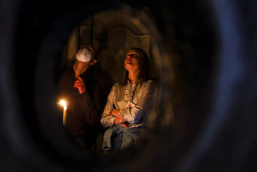 Lápida de piedra cubierta de grafitis podría marcar el altar perdido de la Iglesia del Santo Sepulcro