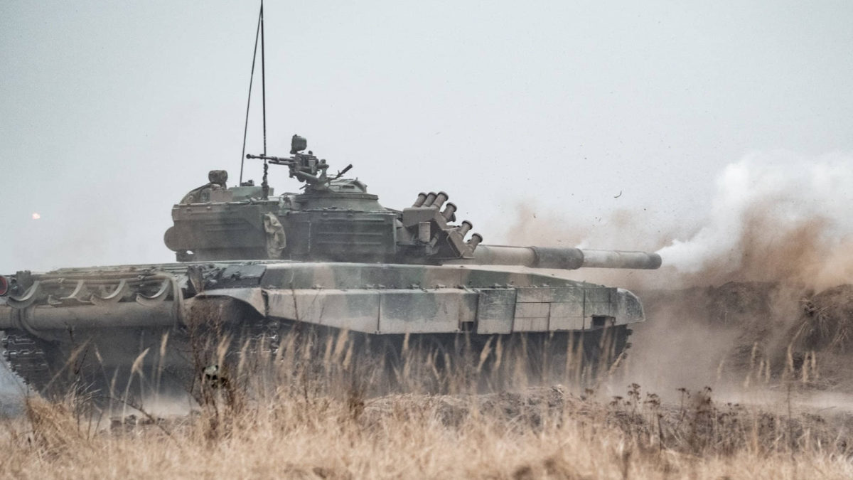 Polonia confirma que envía cientos de tanques T-72 a Ucrania
