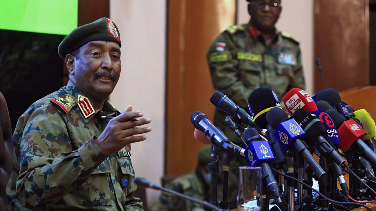 El principal general de Sudán, Abdel Fattah al-Burhan, habla durante una conferencia de prensa en el Comando General de las Fuerzas Armadas en Jartum, el 26 de octubre de 2021. (Ashraf Shazly/AFP)
