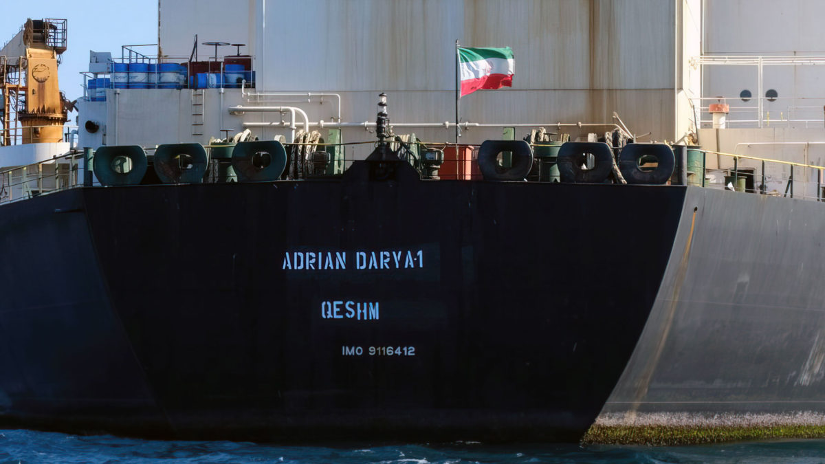 Ilustrativo: Una bandera iraní ondea a bordo de un petrolero frente a la costa de Gibraltar en agosto de 2019. (Johnny Bugeja/AFP)