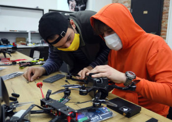 Aficionados clandestinos construyen drones mortales para Ucrania