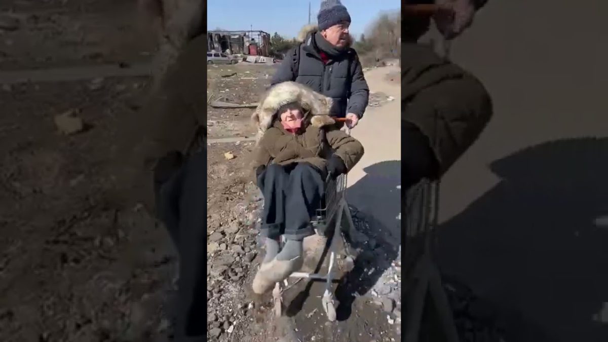 Pareja israelí rescata a su madre anciana de Mariupol: en un carrito de la compra