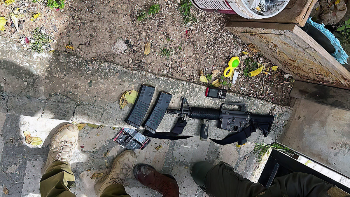 Un arma y municiones incautadas a un miembro de la Jihad Islámica, en la ciudad cisjordana de Shuweika, cerca de Tulkarm, el 2 de abril de 2022. (Fuerzas de Defensa de Israel)