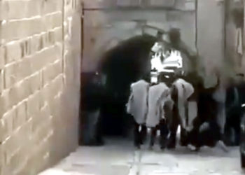 Musulmanes atacan a judíos que suben al Muro Occidental a rezar.