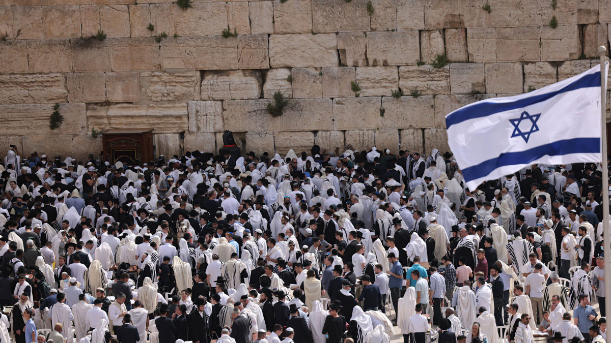 Miles de judíos en el Muro Occidental reciben la bendición sacerdotal