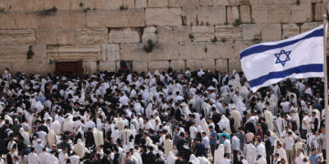 Miles de judíos en el Muro Occidental reciben la bendición sacerdotal