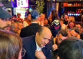 Bennett y Barlev visitan el bar de Tel Aviv atacado por un terrorista palestino