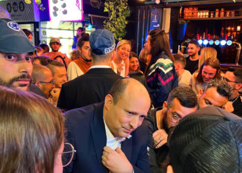Bennett y Barlev visitan el bar de Tel Aviv atacado por un terrorista palestino