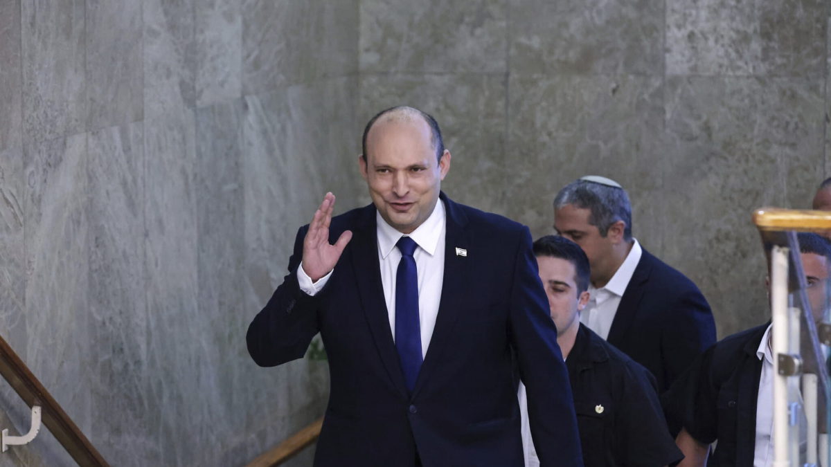 El primer ministro Naftali Bennett llega a su primera reunión de gabinete en la Oficina del primer ministro en Jerusalén, el 20 de junio de 2021. (Emmanuel Dunand/Pool Photo vía AP)