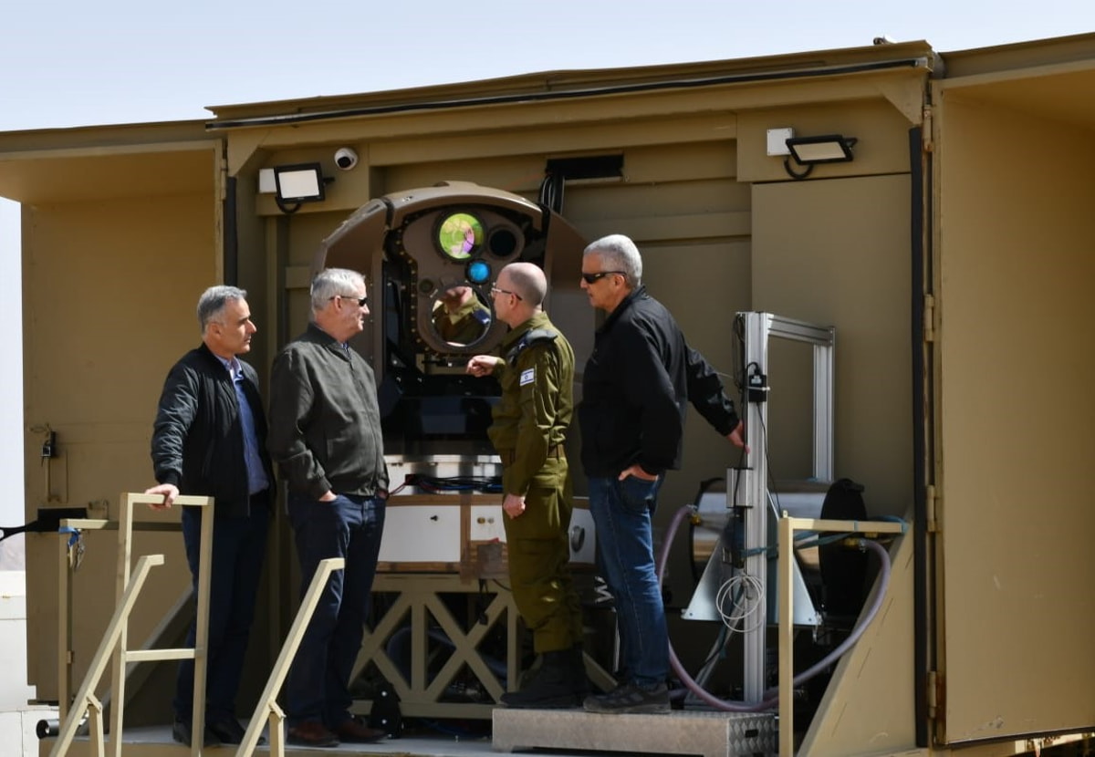 El ministro de Defensa, Benny Gantz (segundo por la izquierda), muestra un nuevo sistema de defensa aérea basado en láser en un complejo del fabricante de armas Rafael en Israel, el 17 de marzo de 2022. (Ministerio de Defensa)