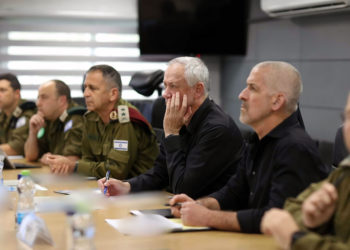 El Ministro de Defensa Benny Gantz es visto durante una reunión en la base del Comando Sur de las FDI en Beersheba, junto al jefe militar Aviv Kohavi (izquierda), y el jefe del Shin Bet Ronen Bar (derecha), entre otros funcionarios, el 24 de abril de 2022. (Elad Malka/Ministerio de Defensa)