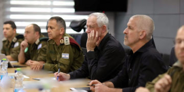 El Ministro de Defensa Benny Gantz es visto durante una reunión en la base del Comando Sur de las FDI en Beersheba, junto al jefe militar Aviv Kohavi (izquierda), y el jefe del Shin Bet Ronen Bar (derecha), entre otros funcionarios, el 24 de abril de 2022. (Elad Malka/Ministerio de Defensa)