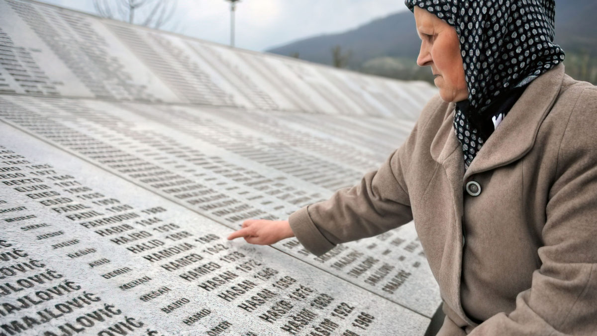 Bida Smajlovic, de 64 años, superviviente de la masacre de julio de 1995 en Srebrenica, Bosnia, señala el nombre de su marido en un centro conmemorativo en Potocari, el 24 de marzo de 2016 (AFP / ELVIS BARUKCIC)
