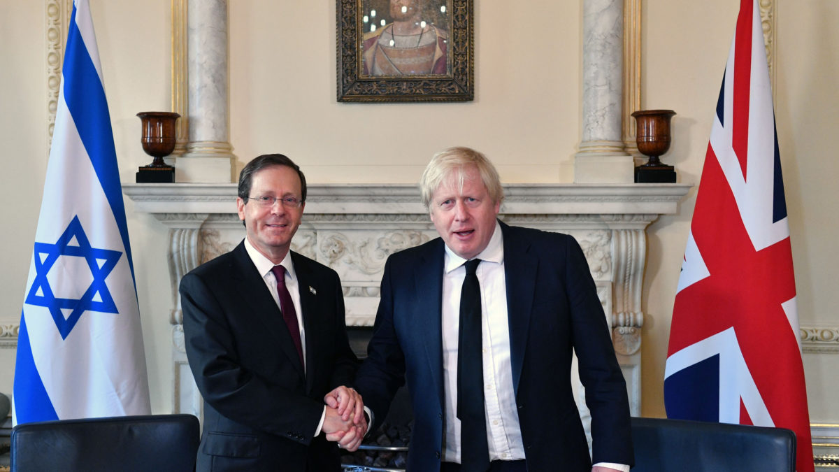 El presidente Isaac Herzog con el primer ministro británico Boris Johnson en Londres, el 23 de noviembre de 2021 | Foto: AP/Justin Tallis/Pool