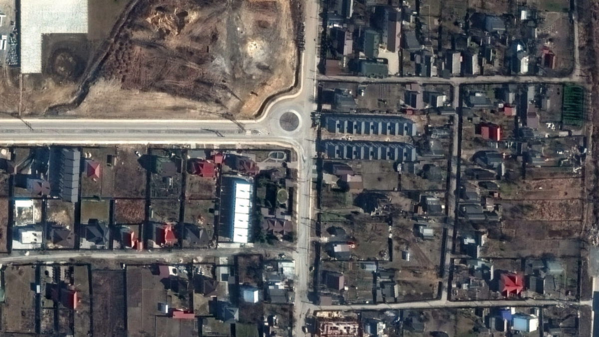 Esta imagen de satélite distribuida por Maxar Technologies muestra una vista de la calle Yablonska en Bucha, Ucrania, el 19 de marzo de 2022, cuando los cuerpos de los civiles estaban en la calle y fueron encontrados por los funcionarios ucranianos semanas después cuando las fuerzas rusas se retiraron. (Imagen de satélite ©2022 Maxar Technologies/AFP)