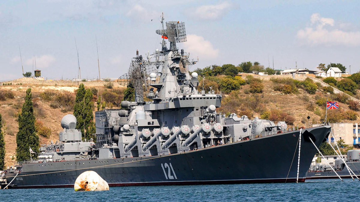 El crucero de misiles ruso Moskva, buque insignia de la Flota del Mar Negro de Rusia, anclado en el puerto de Sebastopol, en el Mar Negro, el 11 de septiembre de 2008. (AP Photo, File)