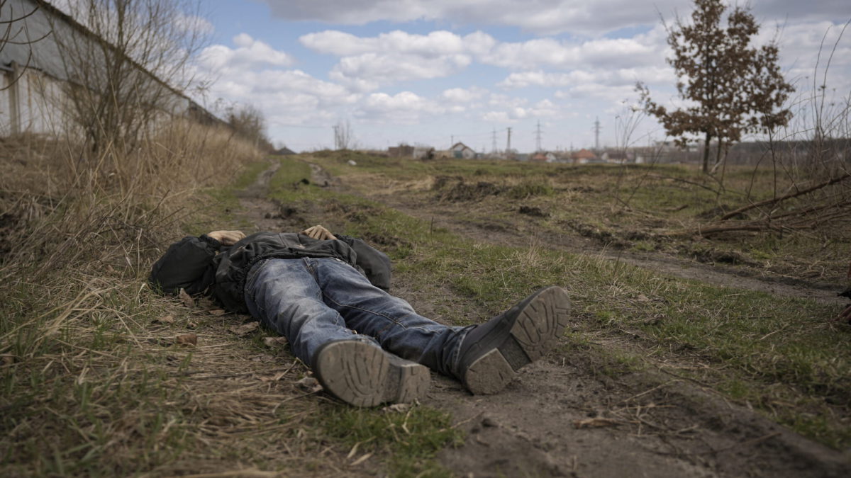 El cuerpo sin vida de un hombre yace en un camino de tierra en Bucha, Ucrania, el lunes 4 de abril de 2022. (AP Photo/Vadim Ghirda)