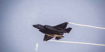 El jefe saliente de la fuerza aérea dice que Israel ya no tiene superioridad aérea ni libertad de acción sobre el Líbano