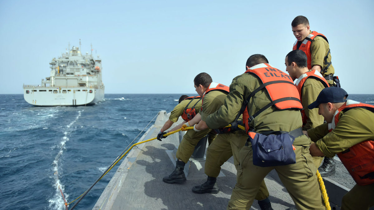 Una corbeta Sa'ar 5 de la Armada israelí se acerca a un buque cisterna de reabastecimiento de la Quinta Flota de Estados Unidos en el Mar Rojo, en una imagen publicada por el ejército, el 5 de abril de 2022. (Fuerzas de Defensa de Israel)