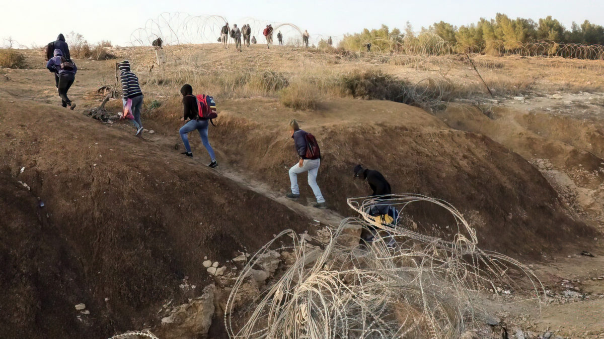 Trabajadores palestinos cruzan ilegalmente a zonas israelíes a través de un agujero en la barrera de seguridad de Israel el 20 de noviembre de 2019, cerca de la ciudad de Beersheba, en el sur de Israel. (HAZEM BADER / AFP)