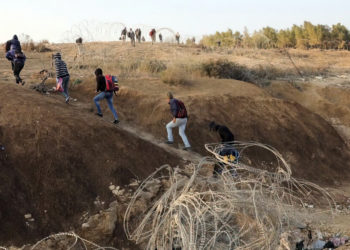 Trabajadores palestinos cruzan ilegalmente a zonas israelíes a través de un agujero en la barrera de seguridad de Israel el 20 de noviembre de 2019, cerca de la ciudad de Beersheba, en el sur de Israel. (HAZEM BADER / AFP)
