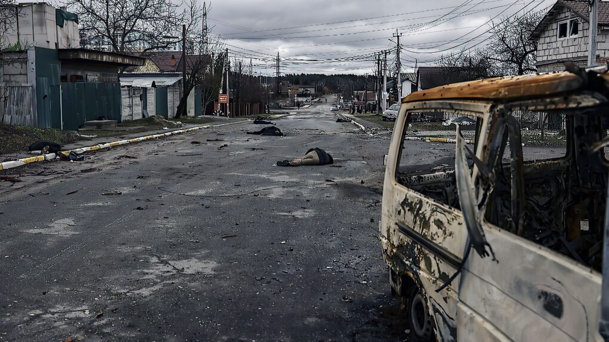 Los cuerpos yacen en una calle de Bucha, al noroeste de Kiev, el 2 de abril de 2022, después de que las fuerzas ucranianas recuperaran la ciudad de manos de las tropas rusas. (Ronaldo Schemidt/AFP)