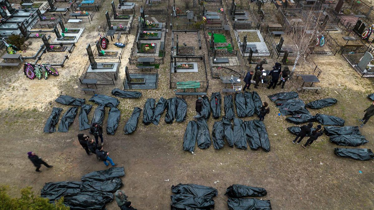 Más cuerpos con las manos atadas encontrados cerca de Bucha, mientras Rusia bombardea el este de Ucrania