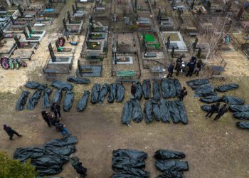 Más cuerpos con las manos atadas encontrados cerca de Bucha, mientras Rusia bombardea el este de Ucrania
