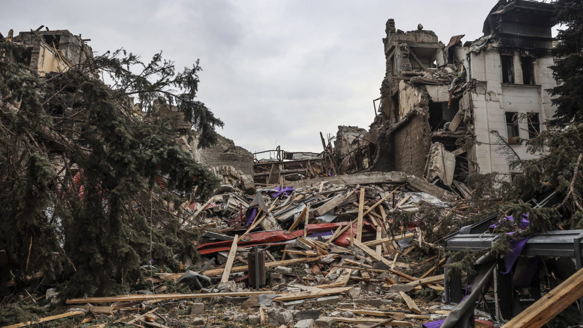 Vista del teatro de Mariupol dañado durante los combates en Mariupol, en el territorio bajo el gobierno de la República Popular de Donetsk, en el este de Ucrania, el 4 de abril de 2022. (AP Photo/Alexei Alexandrov)