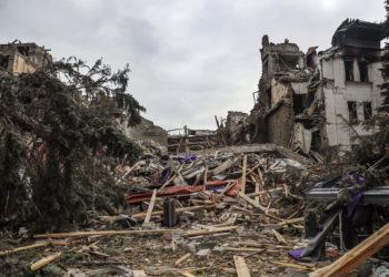 Vista del teatro de Mariupol dañado durante los combates en Mariupol, en el territorio bajo el gobierno de la República Popular de Donetsk, en el este de Ucrania, el 4 de abril de 2022. (AP Photo/Alexei Alexandrov)