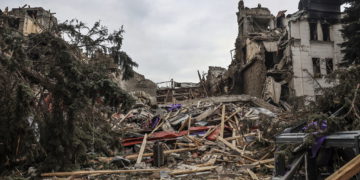Vista del teatro de Mariupol dañado durante los combates en Mariupol, en el territorio bajo el gobierno de la República Popular de Donetsk, en el este de Ucrania, el 4 de abril de 2022. (AP Photo/Alexei Alexandrov)