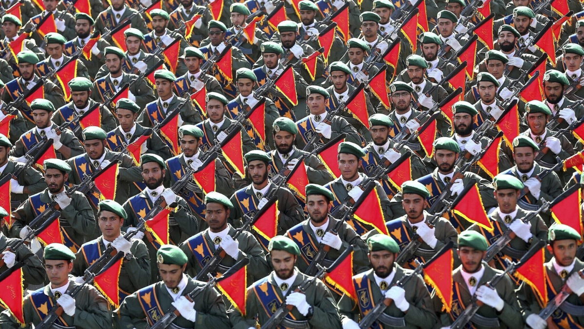 En esta foto de archivo del 21 de septiembre de 2016, las tropas de la Guardia Revolucionaria de Irán marchan en un desfile militar en Teherán, Irán. (AP Photo/Ebrahim Noroozi, Archivo)