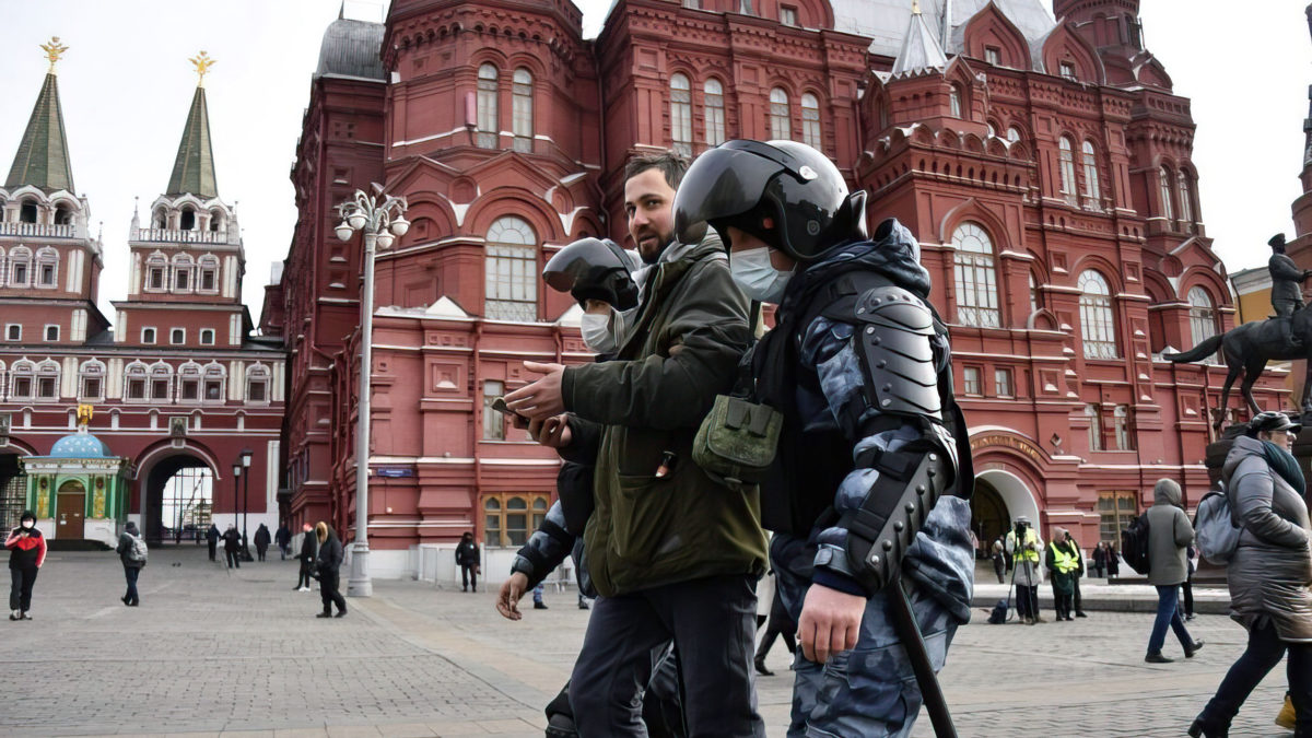 Agentes de la policía rusa detienen a un hombre durante una protesta contra la invasión rusa de Ucrania, en la plaza Manezhnaya, en el centro de Moscú, el 13 de marzo de 2022. (AFP)