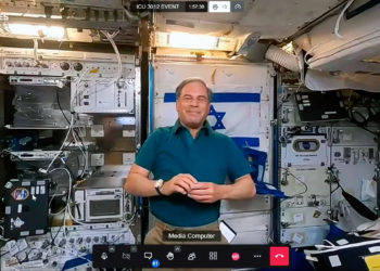 El presidente habla con el astronauta israelí Eytan Stibbe