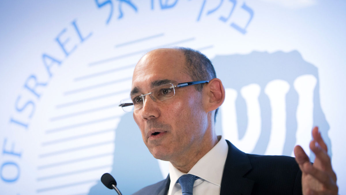 El gobernador del Banco de Israel, Amir Yaron, habla durante una conferencia de prensa en el Banco de Israel en Jerusalén el 7 de enero de 2019. (Noam Revkin Fenton/Flash90)