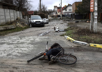 Un cadáver yace en el suelo en una calle de Bucha, al noroeste de Kiev, el 2 de abril de 2022 (RONALDO SCHEMIDT / AFP)