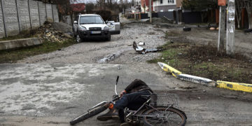 Un cadáver yace en el suelo en una calle de Bucha, al noroeste de Kiev, el 2 de abril de 2022 (RONALDO SCHEMIDT / AFP)