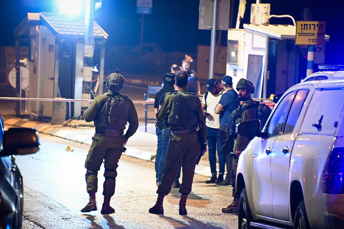 Personal de seguridad israelí en el lugar de un ataque a tiros, en la entrada de Ariel, en Samaria, el 30 de abril de 2022 (Flash90)
